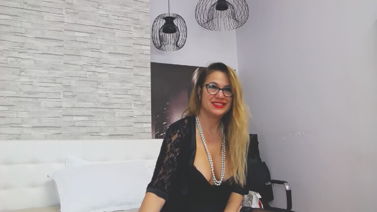 CHRISTYNNx's Streamate show and profile